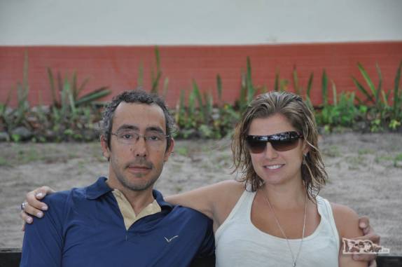 Sentados no mesmo banco do primeiro beijo, 7 anos, 5 meses e 2 semanas antes, na sempre amada Ilha do Mel, no litoral do Paraná